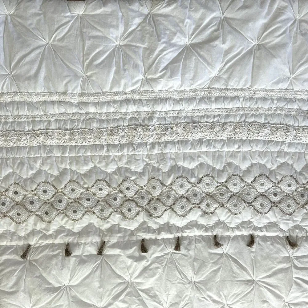 Pottery Barn Kids Baby Toddler Quilt White Embroidered Metallic Flowers Tassels
